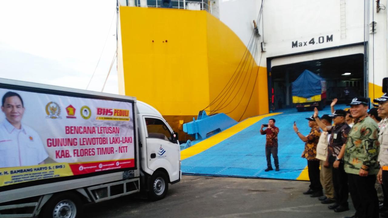 Pemberangkatan bantuan untuk korban erupsi Gunung Lewotobi Laki-Laki. (Foto: Liputan6.com/Dian Kurniawan)