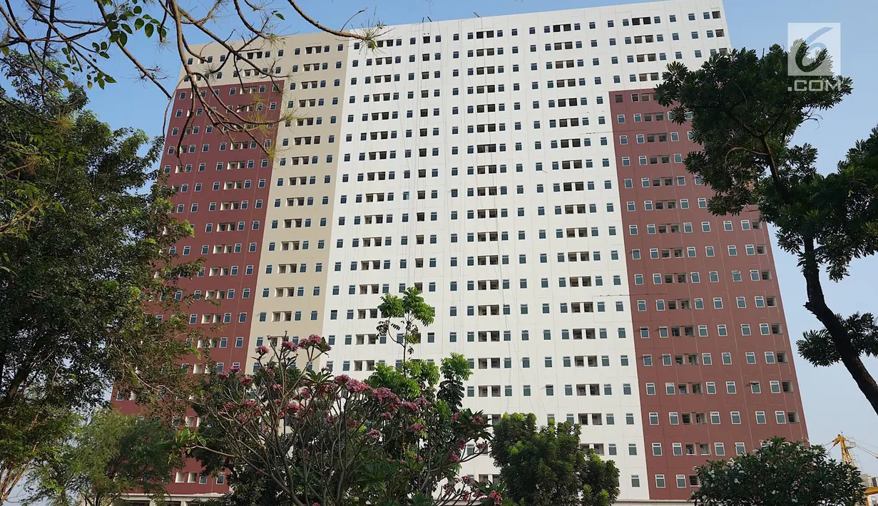 Suasana pembangunan rumah susun sederhana Klapa Village atau yang dikenal sebagai Rumah DP Rp 0 di Pondok Kelapa, Jakarta Timur, Selasa (25/6/2019). Progres rumah yang jadi salah satu janji kampanye Gubernur DKI Anies Baswedan itu hampir mencapai 90 persen. (Liputan6.com/Immanuel Antonius)