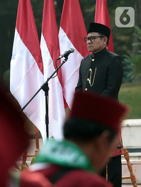 "Kita melaksanakan apel dan parade kesaktian Pancasila untuk bukan saja menguatkan ideologi Pancasila, tetapi memperpendek jarak idealisme Pancasila dengan praktik kehidupan sehari-hari di masyarakat maupun praktik berbangsa dan bernegara," ujar Cak Imin di Tugu Proklamasi, Jakarta Pusat, Minggu (1/10/2023). (merdeka.com/Arie Basuki)