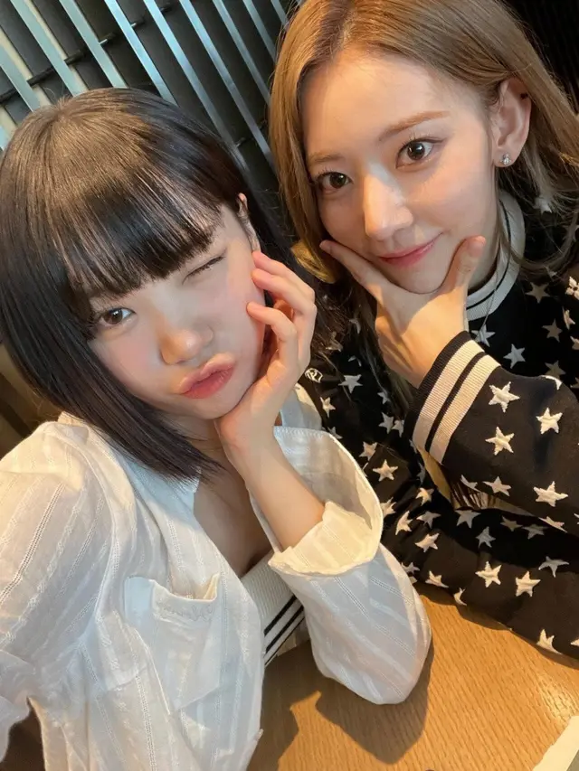 Foto asli Kim Chaewon bareng Sakura Le Sserafim. (Foto via Allkpop)