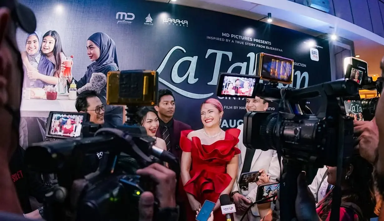 Marshanda memancarkan aura bintangnya saat mengenakan gaun bervolume dengan detail rok mermaid [@marshanda99]