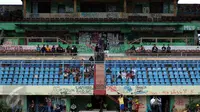 Sejumlah penonton menyaksikan laga terakhir yang digelar di Stadion Lebak Bulus pada 25 Agustus 2015 lalu. Stadion Lebak Bulus dihancurkan untuk kemudian dibangun Terminal MRT. (Liputan6.com/Helmi Fithriansyah)