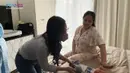 Di sini, Nagita Slavina terlihat mengenakan setelan piyama atasan lengan pendek dengan celana pendek dari brand Rest and Relax seharga Rp425.000. Piyama ini dibuat dari bahan satin yang adem dan memiliki motif floral yang feminin. Foto: Youtube.
