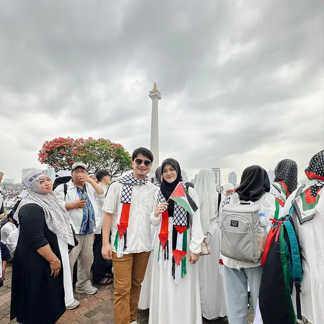 Potret 6 Pasangan Artis Ikut Aksi Bela Palestina di Monas, Kompak Pakai Atribut