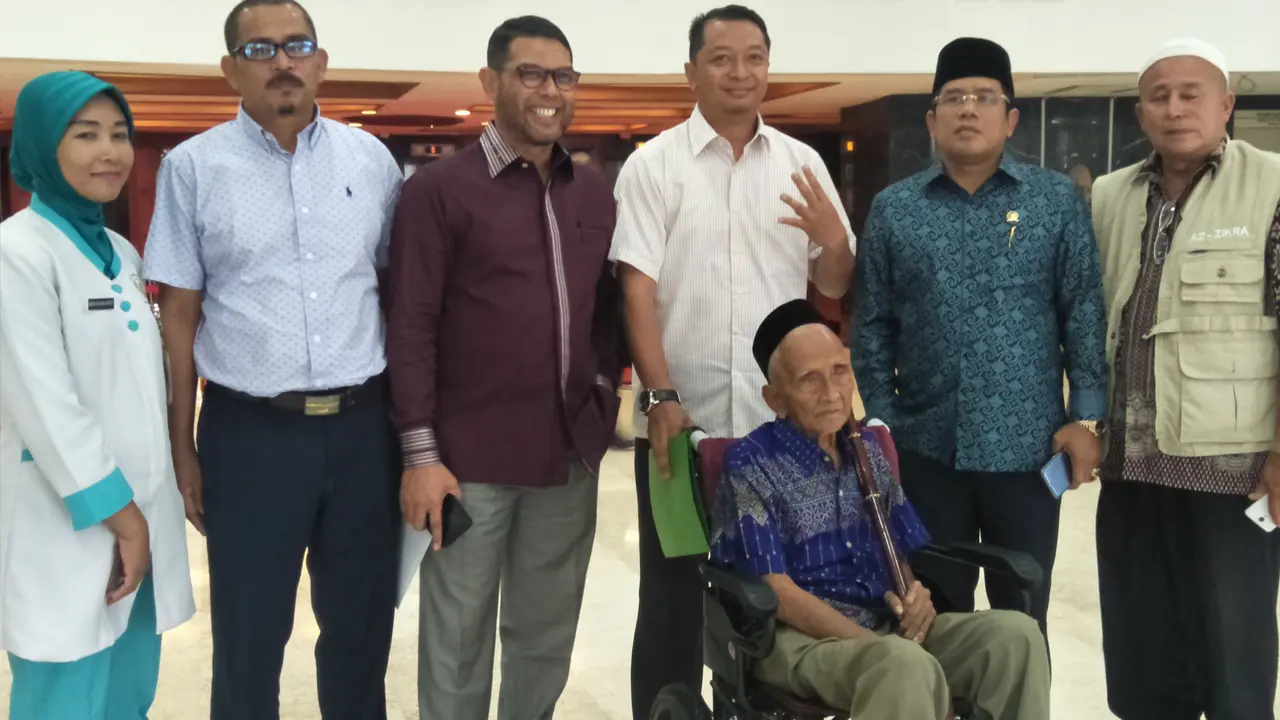 Nyak Sandang bertandang ke DPR
