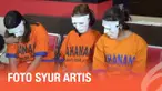 Polda Jatim menemukan ribuan foto syur dari muncikari prostitusi artis. Foto tersebut digunakan untuk ditawarkan pada pemesan.