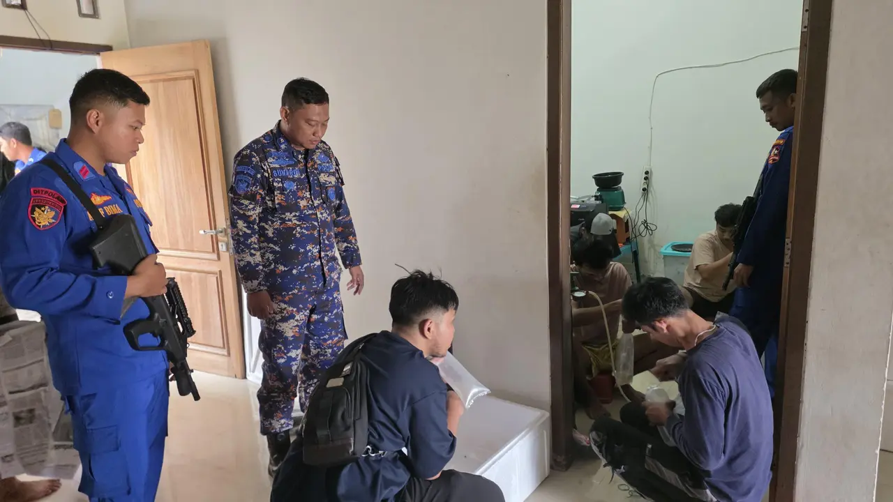 Polisi menggerebek sebuah rumah di Kota Serang yang diduga jadi tempat penampungan dan pengemasan ulang benih lobster illegal (Istimewa)