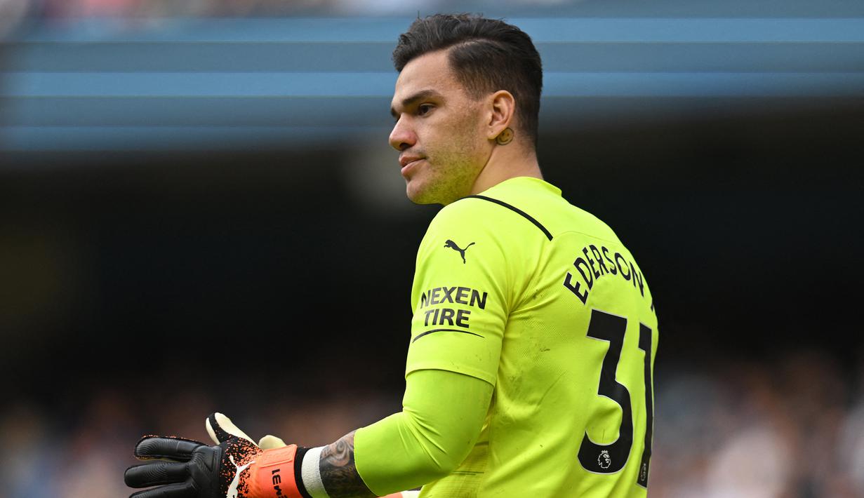 Ederson Moraes. Kiper asal Brasil berusia 29 tahun ini kini tengah menjalani musim ke-6 bersama Manchester City sejak didatangkan dari Benfica pada awal musim 2017/2018 dengan nilai transfer 40 juta euro. Selalu menjadi kiper utama, hingga ini ia telah tampil dalam 195 laga di Liga Inggris bersama The Citizens dengan torehan 99 kali clean sheet dan kebobolan 143 gol. (AFP/Paul Ellis)