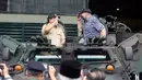 Menteri Pertahanan Prabowo Subianto (kiri) saling hormat dengan Menteri Pertahanan Malaysia Dato’ Seri Hishammuddin Hussein (kanan) saat mencoba kendaraan militer dalam kunjungan ke kantor pusat PT Pindad (Persero) di Bandung, Jawa Barat, Kamis (11/11/2021). (Foto: Tim Dokumentasi Menhan Prabowo)