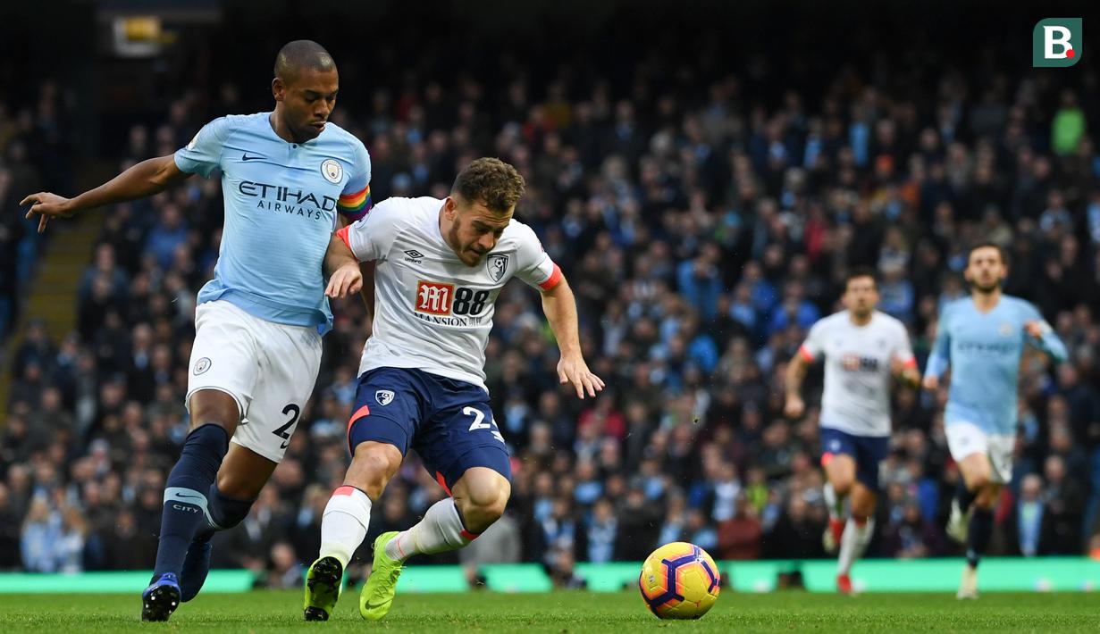 Gelandang Manchester City, Fernandinho, berebut bola dengan gelandang Bournemouth, Ryan Fraser, pada laga Premier League di Stadion Etihad, Manchester, Sabtu (1/12). City menang 3-1 atas Bournemouth. (AFP/Paul Ellis)
