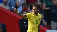 Neymar melakukan selebrasi usai mencetak gol ke gawang Kroasia, akhir pekan lalu.  (AFP)