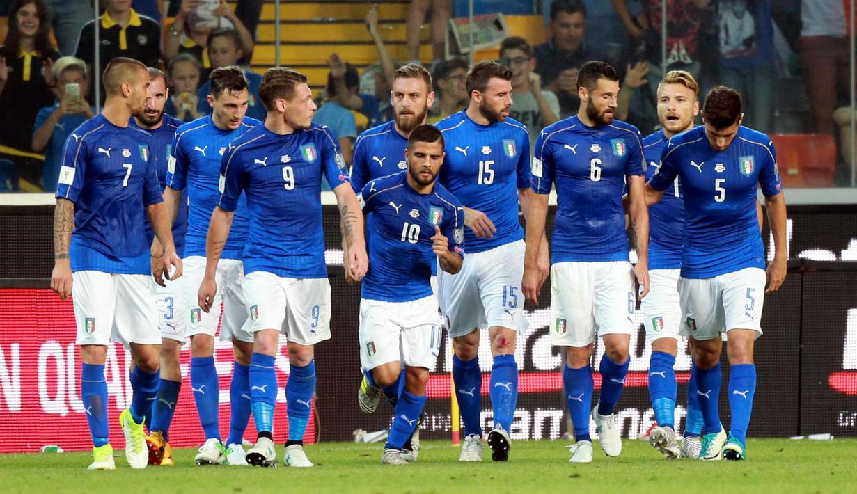 Para pemian Italia saat merayakan gol Lorenzo Insigne (10) saat melawan Liechtenstein pada kualifikasi Piala Dunia 2018 grup G di Friuli Stadium, Udine, Italia, (11/6/2017).  (Alberto Lancia/ANSA via AP)