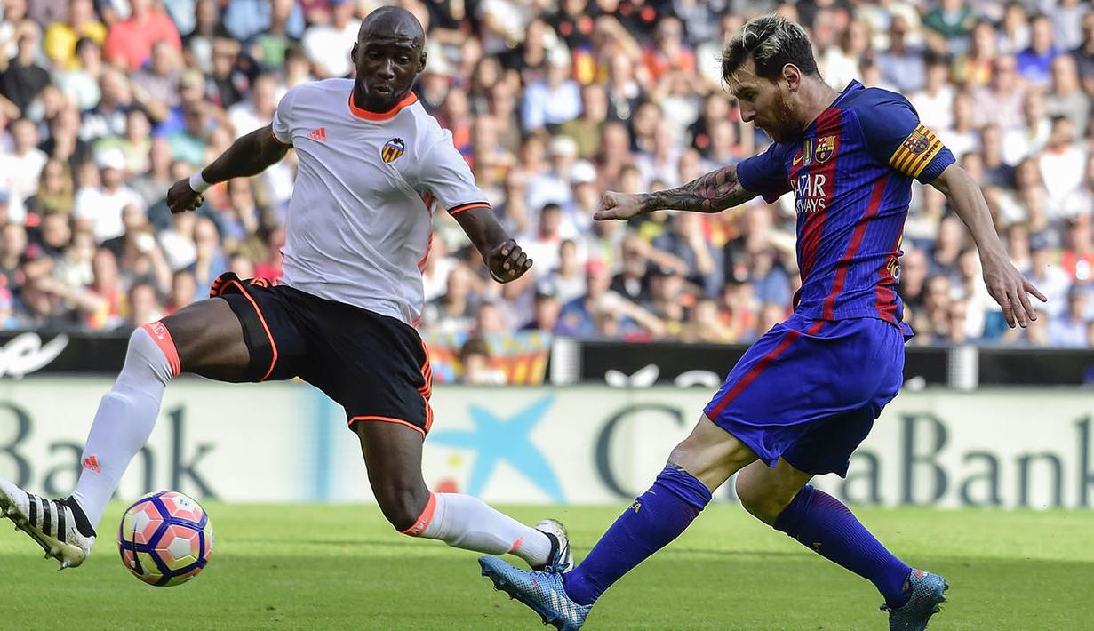 Bintang Barcelona, Lionel Messi, berusaha melewati hadangan bek Valencia, Eliaquim Mangala, pada laga La Liga di Stadion Mestalla, Valencia, Sabtu (22/10/2016). Barcelona menang 3-2 atas Valencia. (AFP/Jose Jordan)