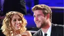 Bicara soal kemesraan, pasangan Miley Cyrus dan Liam Hemsworth lah sang juara. Beberapa waktu lalu keduanya memang sempat putus, namun kembali bersama. Bahkan pernikahan pun telah direncanakan. (AFP/Bintang.com)