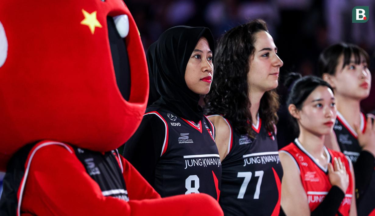 <p>Dua pemain asing Red Sparks, Megawati Hangestri (kiri) dan Giovanna Milana berbaris jelang dimulainya laga ekshibisi bola voli fun volleyball menghadapi tim putri Indonesia All Star di Indonesia Arena, Senayan, Jakarta, Sabtu (20/4/2024). Red Sparks menang 3-2 (25-17, 25-15, 19-25, 18-25 dan 15-12). (Bola.com/Bagaskara Lazuardi)</p>