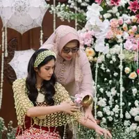 Momen haru pernikahan Ochi Rosdiana. (credit: instagram.com/thepotomoto)