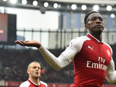 Striker Arsenal, Danny Welbeck, merayakan gol yang dicetaknya ke gawang Southampton pada laga Premier League di Stadion Emirates, London, Minggu (8/4/2018). Arsenal menang 3-2 atas Southampton. (AFP/Glyn Kirk)