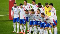 Para pemain Italia berpose untuk foto tim sebelum pertandingan Grup I Kualifikasi Piala Dunia FIFA 2026 antara Norwegia dan Italia di Stadion Ullevaal di Oslo pada 6 Juni 2025. (Erik Flaaris Johansen/NTB/AFP)