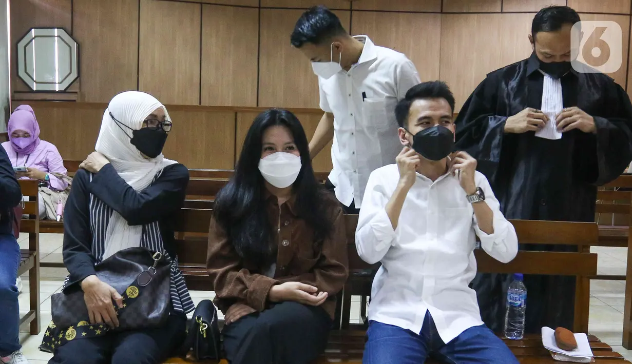 Terdakwa kasus pelanggaran UU ITE Adam Deni (depan kanan) menjalani sidang di Pengadilan Negeri Jakarta Utara, Selasa (7/6/2022). Adam Deni menjalani sidang lanjutan atas dugaan pelanggaran UU ITE yang beragendakan pembacaan nota pembelaan atau pledoi atas tuntutan 8 tahun penjara dari Jaksa Penuntut Umum (JPU). (Liputan6.com/Herman Zakharia)