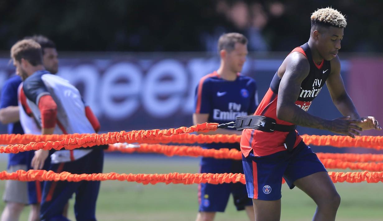 Bek PSG, Presnel Kimpembe, berlatih ringan di Miami Shores, Florida, Senin (17/7/2017). PSG bersiap menghadapi turnamen International Champions Cup. (AP/Carl Juste)