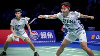 Pebulutangkis ganda putri Indonesia, Apriyani Rahayu (kanan) berhasil mengembalikan shuttlecock dari ganda putri Korea Selatan Kim So Yeong/Kong Hee Yong dalam pertandingan semifinal di Kejuaraan Dunia 2023 yang berlangsung di Royal Arena, Copenhagen, Denmark, Sabtu (26/08/2023). (AFP/Ritzau Scanpix/Mads Claus Rasmussen)