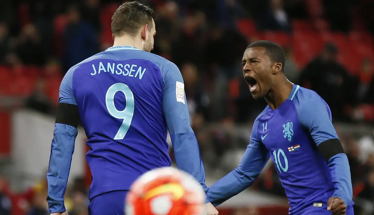  Pemain Belanda, Vincent Janssen merayakan golnya bersama rekannya, Georginio Wijnaldum pada laga persahabatan di Stadion Wembley, London, Rabu (30/3/2016) dini hari WIB. Belanda menang 2-1. (Reuters/Stefan Wermuth)
