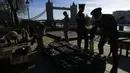 Tentara The Honorable Artillery Company menyiapkan peti peluru untuk menembakkan 62 tembakan penghormatan untuk menandai dimulainya Platinum Jubilee di Menara London, London, Inggris, 7 Februari 2022. Platinum Jubilee menandai 70 tahun kepemimpinan Ratu Elizabeth II. (AP Photo/Alastair Grant)