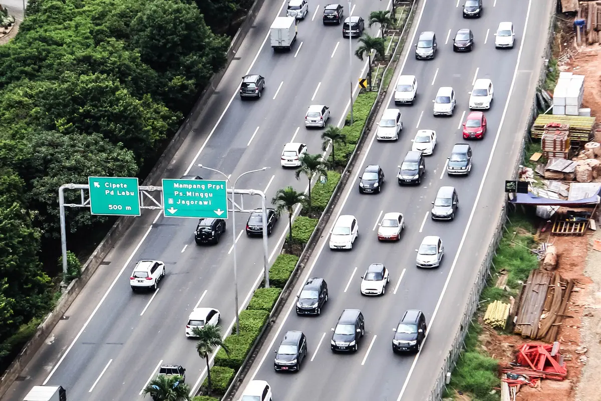 Kendaraan Padati Arus Balik Tol Lingkar Luar Jakarta-Serpong