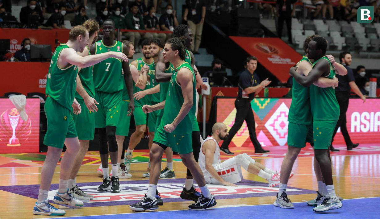 Para pemain Timnas Basket Australia merayakan kemenangan usai laga final FIBA Asia Cup 2022 antara Timnas Basket Lebanon melawan Timnas Basket Australia di Istora Senayan, Jakarta, Minggu (24/7/2022). Australia menang atas Lebanon 75-73. (Bola.com/Bagaskara Lazuardi)