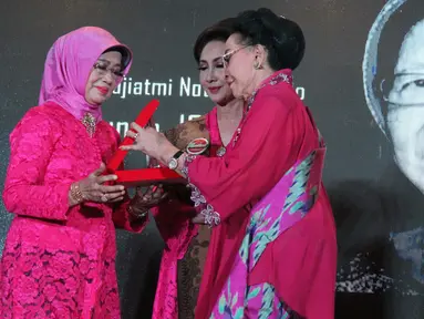 Ibunda Presiden Joko Widodo, Sudjiatmi Notomiharjo (kiri) saat menerima penghargaan Perempuan Tangguh Award 2018 dari Ketua Dewan Penasehat Perempuan PERTIWI, Mooryati Soedibyo di Rumah Pertiwi, Jakarta, Sabtu (22/12). (Liputan6.com/Helmi Fithriansyah)