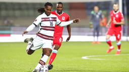 Pemain Portugal Renato Sanches (kiri) memperebutkan bola dengan pemain Luksemburg Christopher Martins pada pertandingan Grup A kualifikasi Piala Dunia 2022 di Stadion Josy Barthel, Luksemburg, Selasa (30/3/2021). Portugal menang 3-1. (AP Photo/Olivier Matthys)