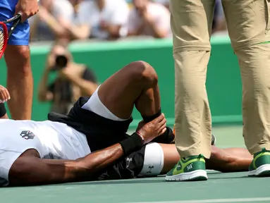 Ekspresi pemain Tenis asal Jerman, Dustin Brown saat mengalami cidera di pertandingan Olimpiade Rio 2016 melawan Thomaz Bellucci asal Brasil, Brasil (7/8). (REUTERS) 