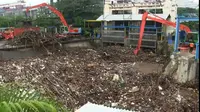Sampah menggunung di Pintu Air Manggarai, Jakarta Pusat, Selasa (22/9/2020). (Merdeka.com/Nur Habibie)