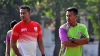 Agung Setyobudi (kanan) tak sabar bisa bekerja sama lagi dengan pelatih senior, Daniel Roekito. (Bola.com/Romi Syahputra)