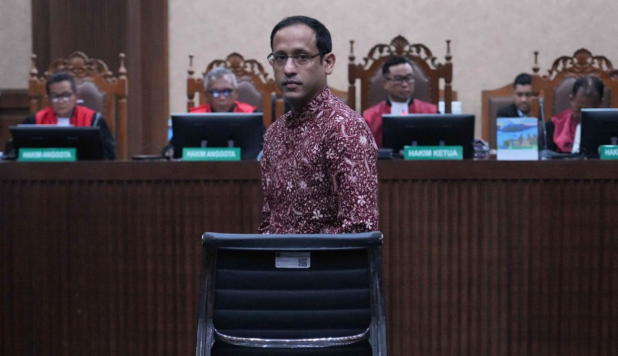 Mantan Menteri Pendidikan, Kebudayaan, Riset, dan Teknologi (Mendikbudristek), Nadiem Anwar Makarim, yang juga salah satu pendiri platform pembayaran dan perusahaan transportasi daring di Indonesia, bersiap mengikuti persidangan di Pengadilan Tindak Pidana Korupsi Jakarta, Rabu 13 Mei 2026. (AP Photo/Tatan Syuflana)