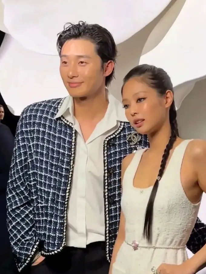 Potret Serasi Jennie BLACKPINK dan Park Seo Joon di Show Chanel Paris Fashion Week 2023 yang Bikin Fans Menjerit