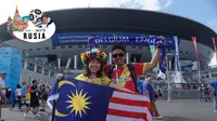 Suporter asal Malaysia di Piala Dunia 2018 , Kwek Huang Kun (kanan) dan istrinya Emily Wan, di depan Saint Petersburg Stadium, Sabtu (14/7/2018). (Okie Prabhowo)