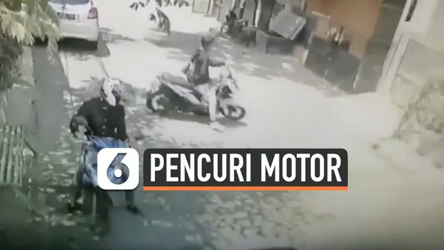 Aksi pencurian kendaraan bermotor terekam CCTV di Bekasi, Jawa Barat. Kejadian terjadi pada siang hari dan motor terparkir di depan rumah.