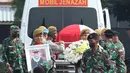 Prajurit TNI bersiap mengusung peti jenazah Almarhum Azyumardi Azra setibanya di Taman Makam Pahlawan Kalibata, Jakarta, Selasa (20/9/2022). Prajurit penembak Salvo melepaskan peluru. Jenazah diantarkan ke blok Z. (Liputan6.com/Herman Zakharia)