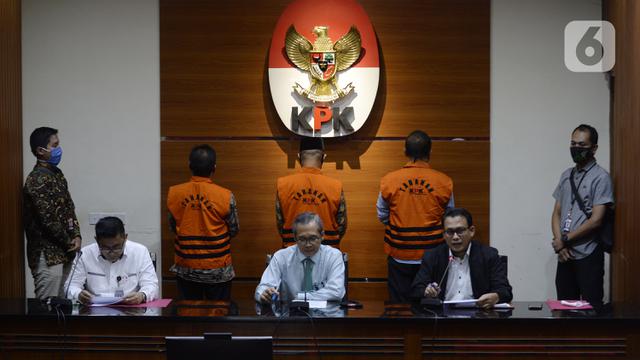 FOTO: KPK Tahan Tiga Mantan Pimpinan DPRD Jambi