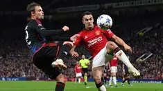 Pemain Manchester United, Sergio Reguilon (kanan) berebut bola dengan pemain FC Copenhagen, Peter Ankersen pada laga Grup A Liga Champions 2023/2024 di Old Trafford, Manchester, Inggris, 24 Oktober 2023. (AFP/Paul Ellis)