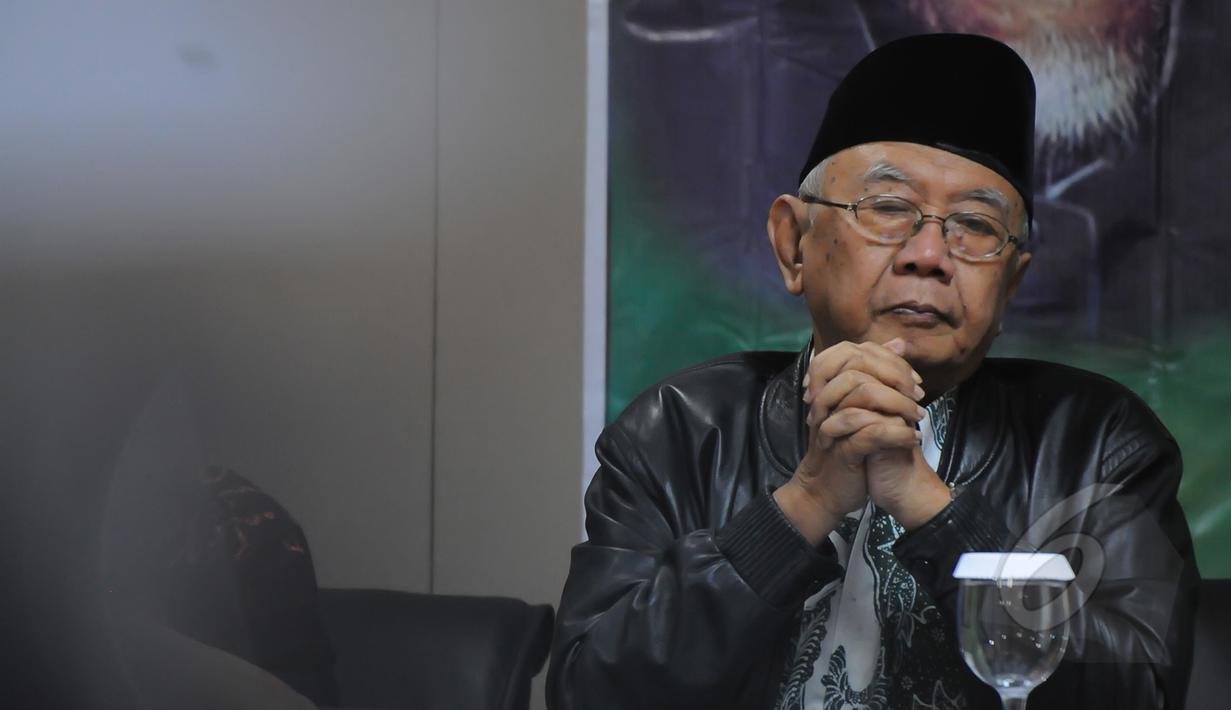 Tokoh Nahdlatul Ulama, Salahuddin Wahid menjadi narasumber dalam diskusi menyambut satu abad NU dan Muktamar NU ke-33, Jakarta, Senin (30/3/2015). Diskusi mengangkat tema "Muktamar Bersih" yang mencermati isu-isu perpecahan. (Liputan6.com/Herman Zakharia)