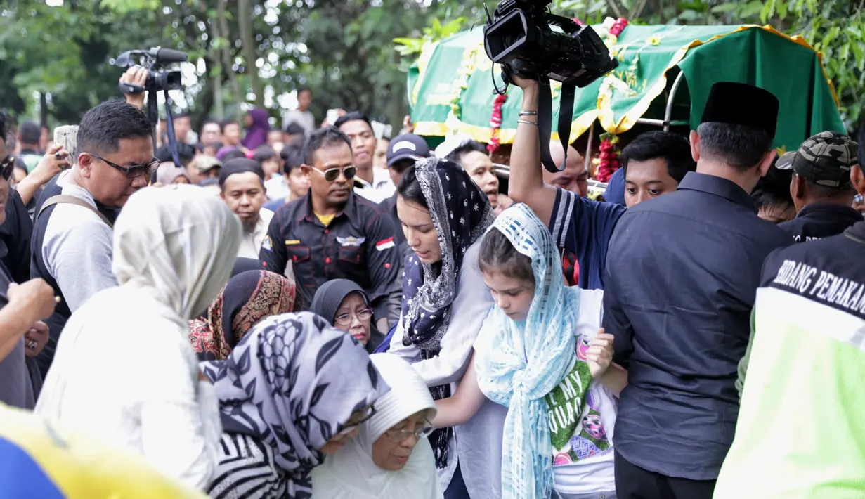 Ratusan masyarakat sekitar menyemut di pemakaman, tampak hadir kekasih Ariel, Sophia Latjuba dan putrinya. (Adrian Putra/Bintang.com)