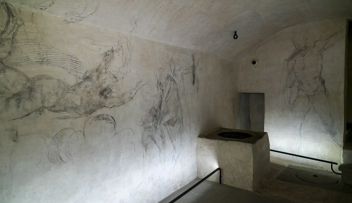 Paolo Dal Poggetto, direktur Museum Kapel Medici saat itu, mengaitkan banyak gambar yang ditemukan di dinding dengan Michelangelo, meskipun yang lain membantahnya. (AP Photo/Fareed Khan)