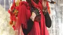 Tampil menyumbangkan suara emasnya dalam acara pernikahan rekannya, Inka Christie tampil dengan gaya pakaian hijab merah dan hitam lengkap dengan hiasan khas penyanyi rock (Liputan6.com/Instagram/@inka_christie99)