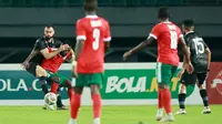 Pemain Timnas Indonesia, Jordi Amat, menjaga ketat pemain Burundi pada pertandingan kedua FIFA Matchday di Stadion Patriot Candrabhaga, Bekasi, Selasa (28/3/2023). Kedua tim bermain imbang 2-2. (Bola.com/M Iqbal Ichsan)