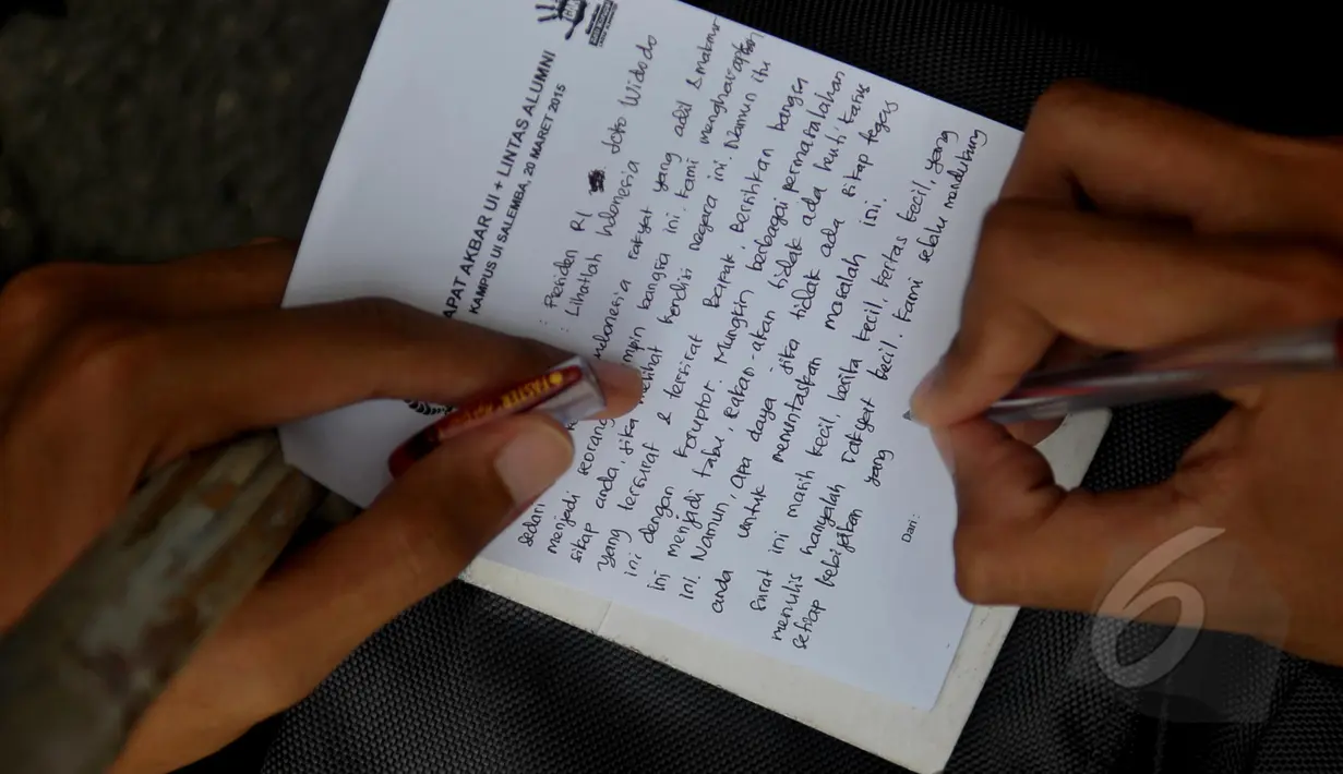 Ratusan mahasiswa UI menggelar aksi di kampus UI Salemba, Jakarta, Jumat (20/3/2015). Mereka mengultimatum dan mengumpulkan surat untuk Presiden Jokowi. (Liputan6.com/Johan Tallo) 
