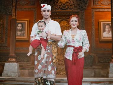 Keluarga kecil Siti Badriah terlihat menjalani pemotretan dengan busana khas Bali. Penampilan ketiganya ini pun tak lepas dari sorotan netizen. (Liputan6.com/IG/@sitibadriahh)