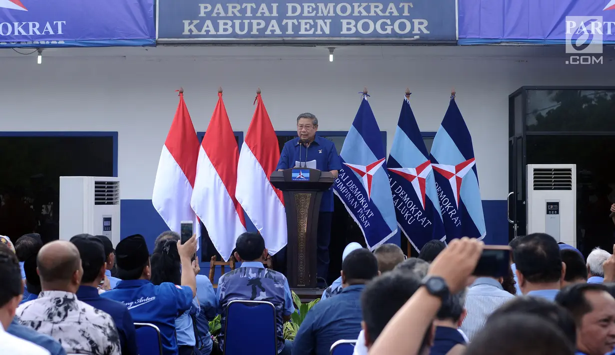 Ketua Umum Partai Demokrat, Susilo Bambang Yudhoyono saat menyampaikan pidato politik tahun 2018 di Cibinong, Kab Bogor, Jumat (5/1). Dalam pidatonya, SBY menyampaikan lima hal terkait Pilkada 2018. (Liputan6.com/Helmi Fithriansyah)