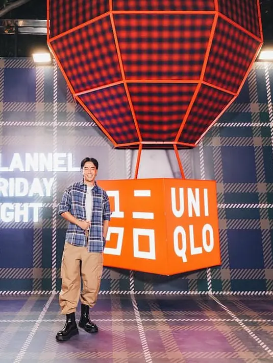 Vidi Aldiano mengenakan flannel biru dipadukan tshirt putih sebagai inner dan celana cargo coklat, serta sepatu boots hitamnya. [@vidialdiano]